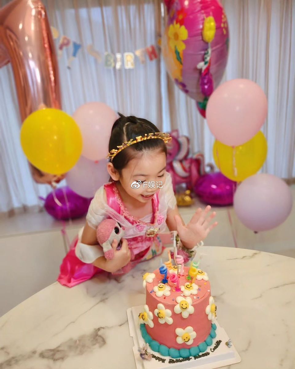 陈豪一家为女儿庆祝7岁生日 陈茵媺亲吻小寿星脸颊很甜蜜 - 2