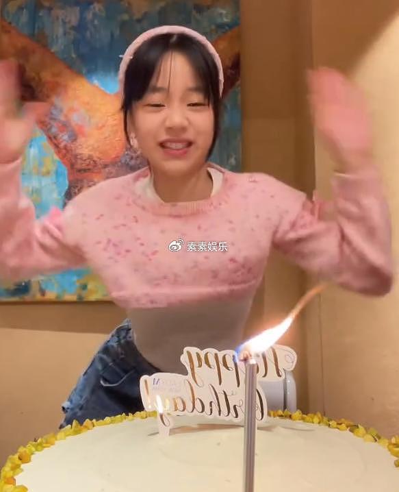 小S小女儿庆祝12岁生日，在蛋糕面前鬼马精灵，比两个姐姐还漂亮 - 8