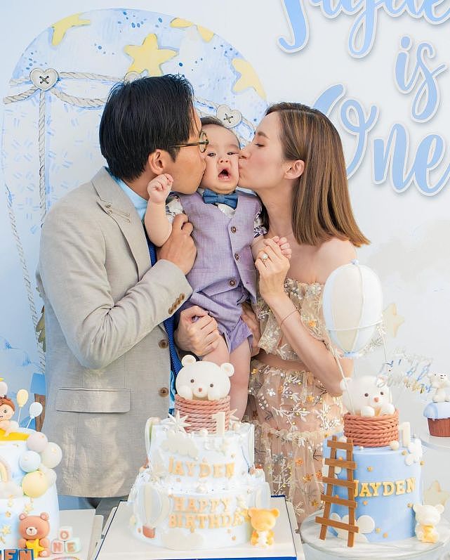 前TVB女艺人沈卓盈为儿子庆祝1岁生日 与老公同时亲吻儿子脸颊 - 6