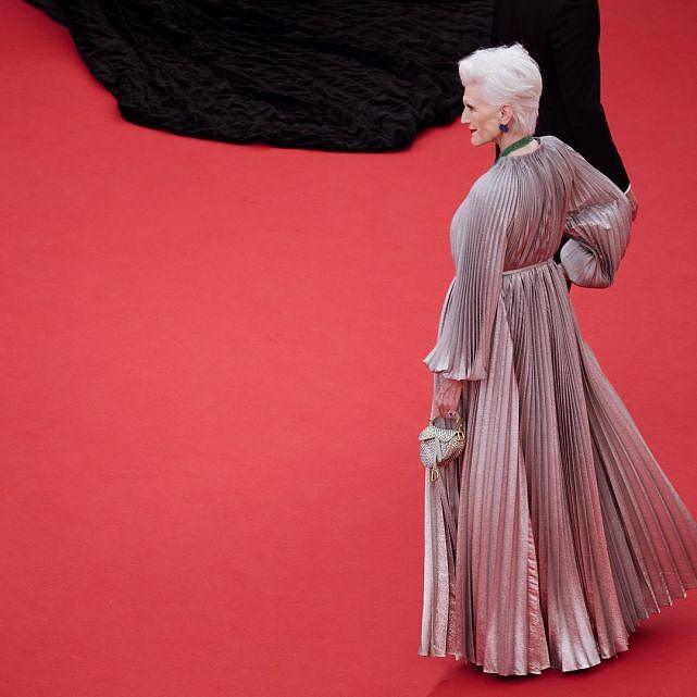 世界首富马斯克超模母亲优雅亮相戛纳红毯，74岁梅耶获赞冻龄女神 - 8