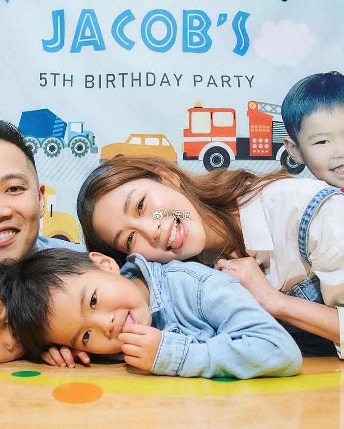 岑丽香亲自布置场地为儿子举办5岁生日派对 一家穿亲子装拍全家福 - 5