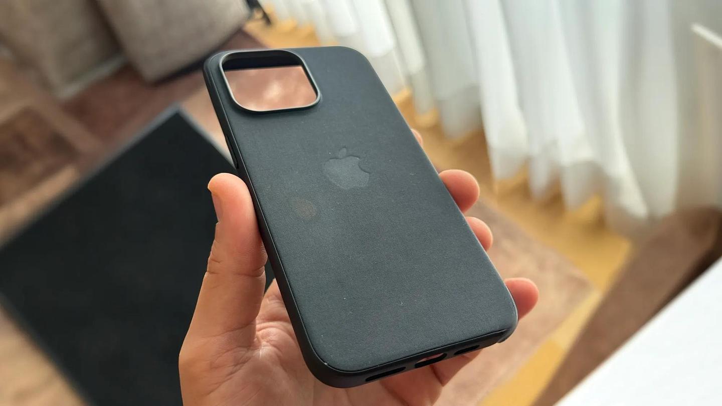 广泛差评：苹果 iPhone 15 精织斜纹保护壳“一团糟” - 1
