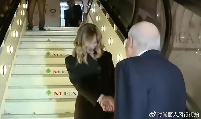 糗大了！黎巴嫩总理把意大利女总理秘书当成总理，还拥抱送吻面礼 - 9