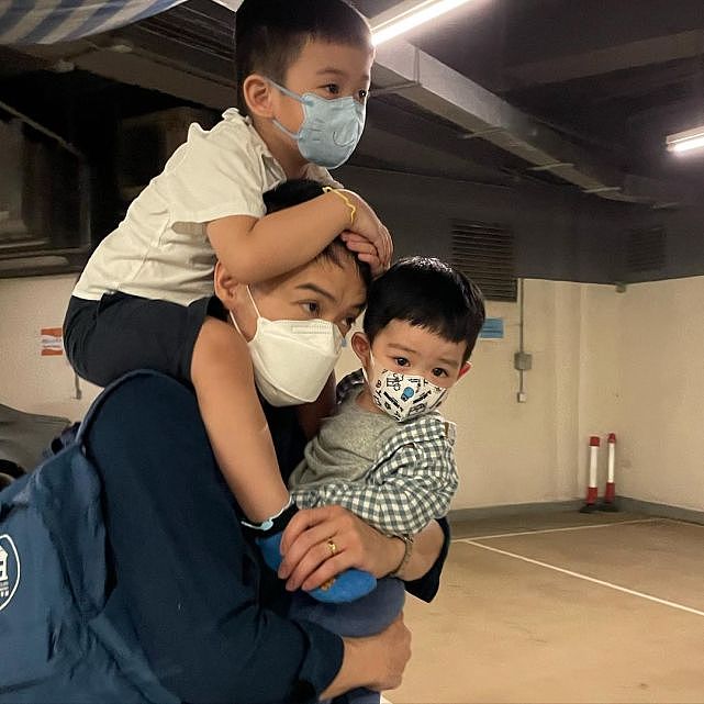 TVB艺人夫妻一家四口逛街 陈智燊当超能爸爸同时抱两个儿子走路 - 6