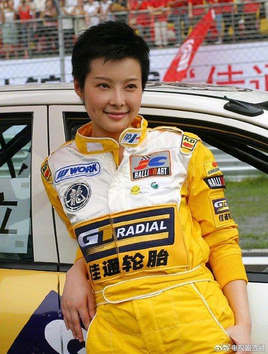 2004年，成龙慈善杯车赛活动上的女明星 - 4