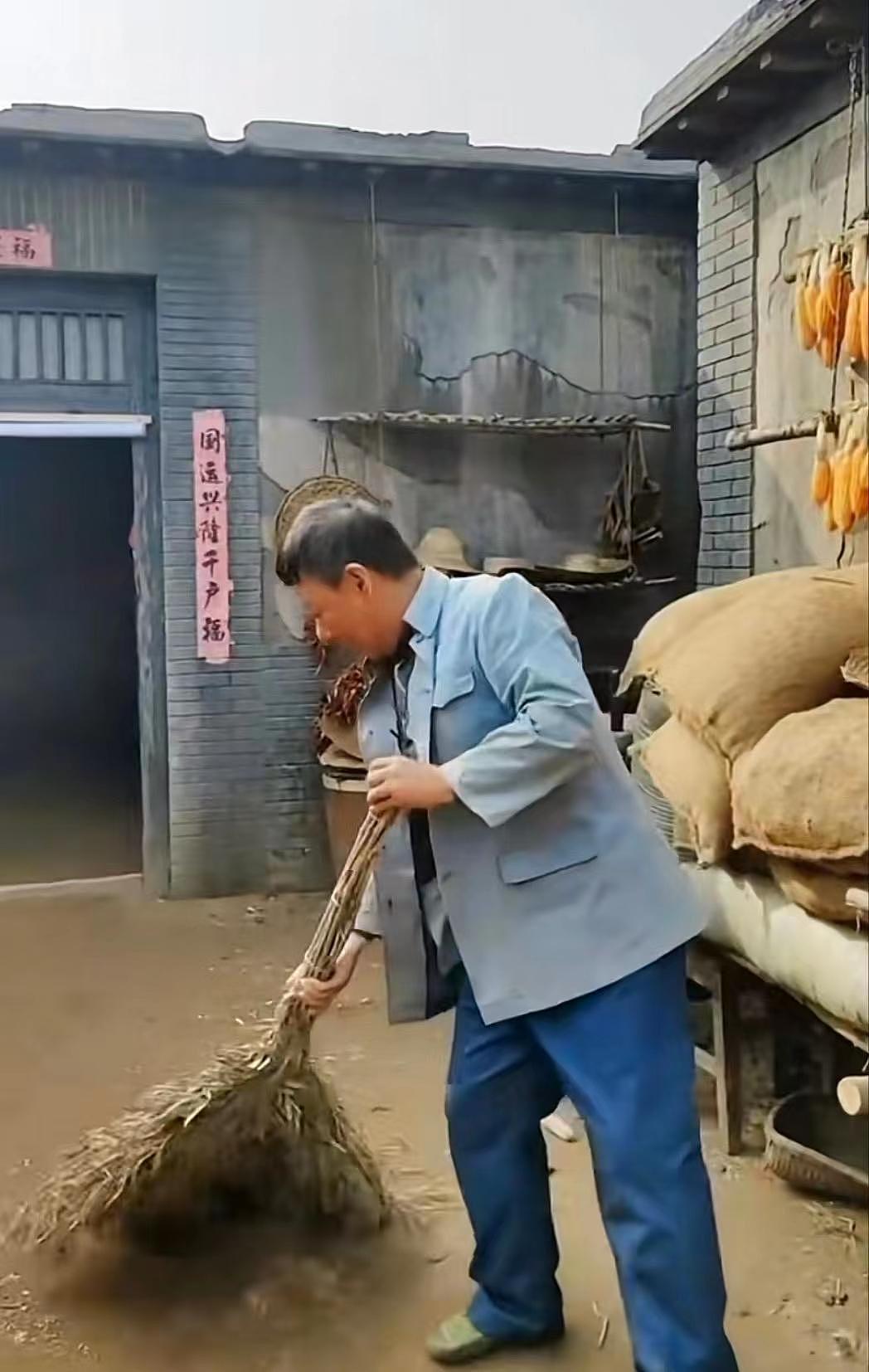 52岁邵峰晒农村惬意生活，穿旧衣用扫帚扫地，院内堆满玉米显简朴 - 5