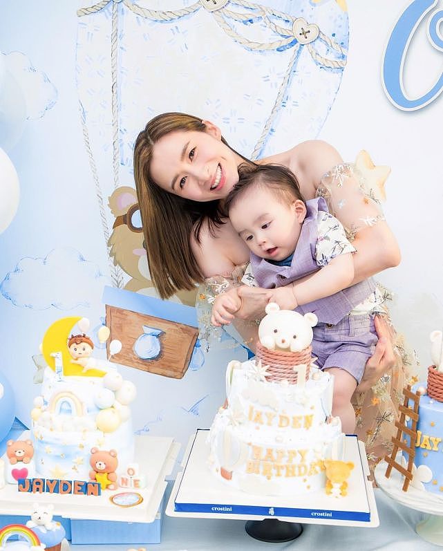 前TVB女艺人沈卓盈为儿子庆祝1岁生日 与老公同时亲吻儿子脸颊 - 2