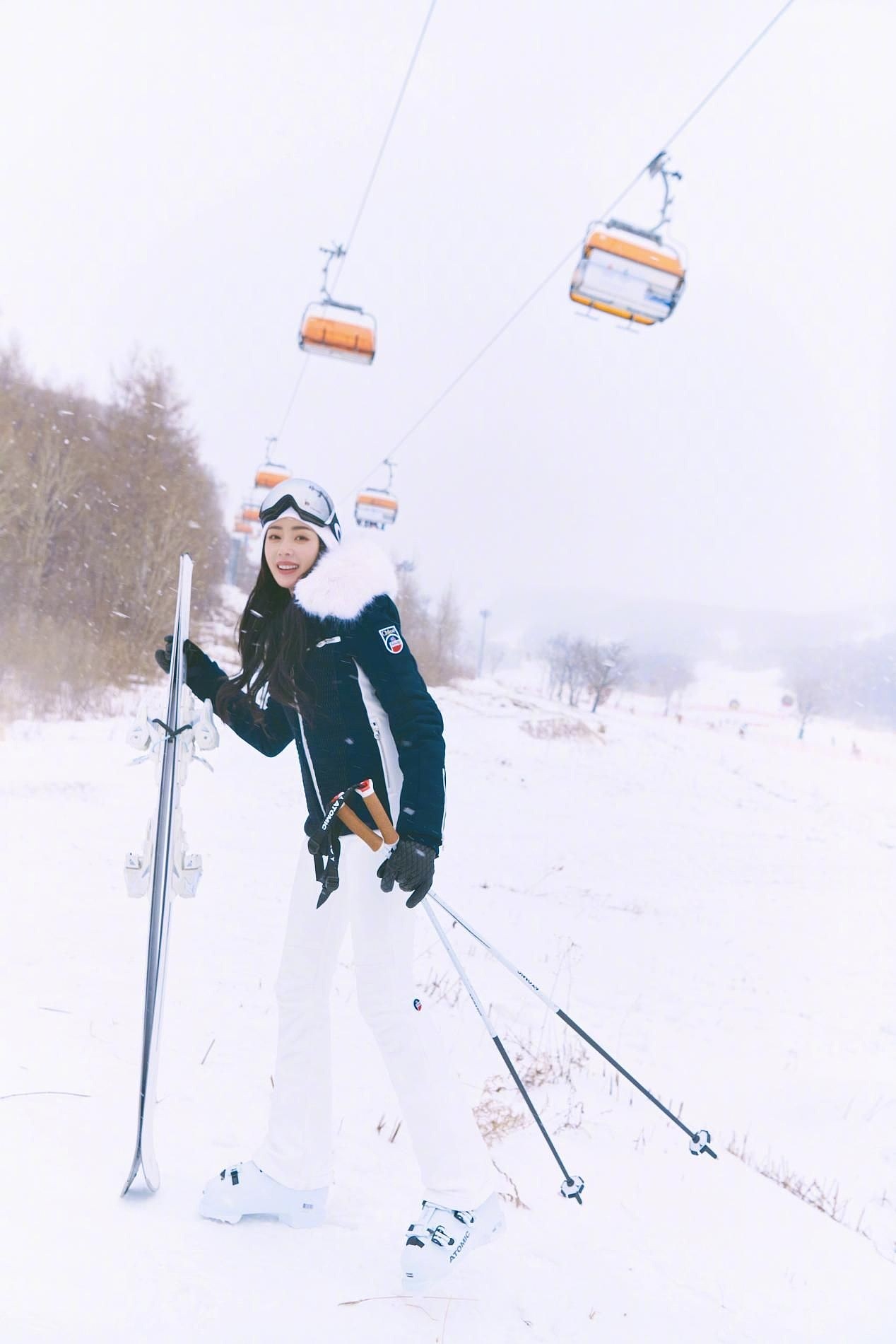 女明星教你解锁滑雪新造型，杨颖少女感穿搭抢镜，虞书欣甜度满分 - 11