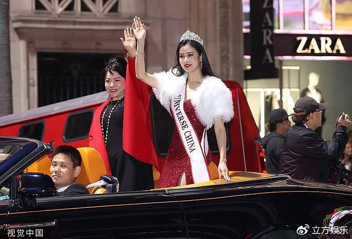 环球小姐中国区总冠军姜斯琛 亮相好莱坞圣诞游行 - 2