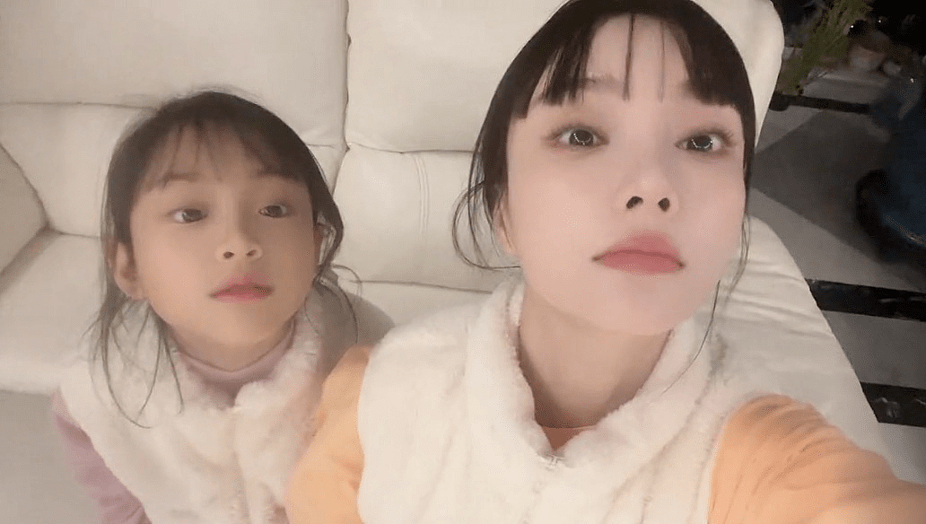 甜馨剪齐刘海和李小璐拍视频，母女拥有同款发型和脸型如姐妹花 - 4