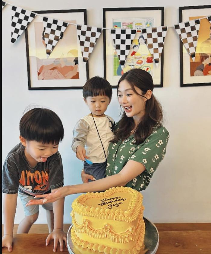 岑丽香一家人开心为小儿子庆祝3岁生日 一对儿子样貌像饼印 - 6
