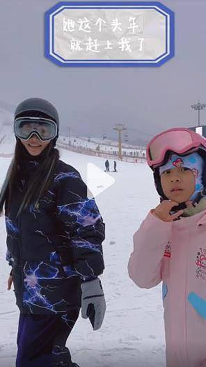 李小璐带女儿滑雪，甜馨一学就会，运动能力值拉满，确实培养得很优秀 - 7