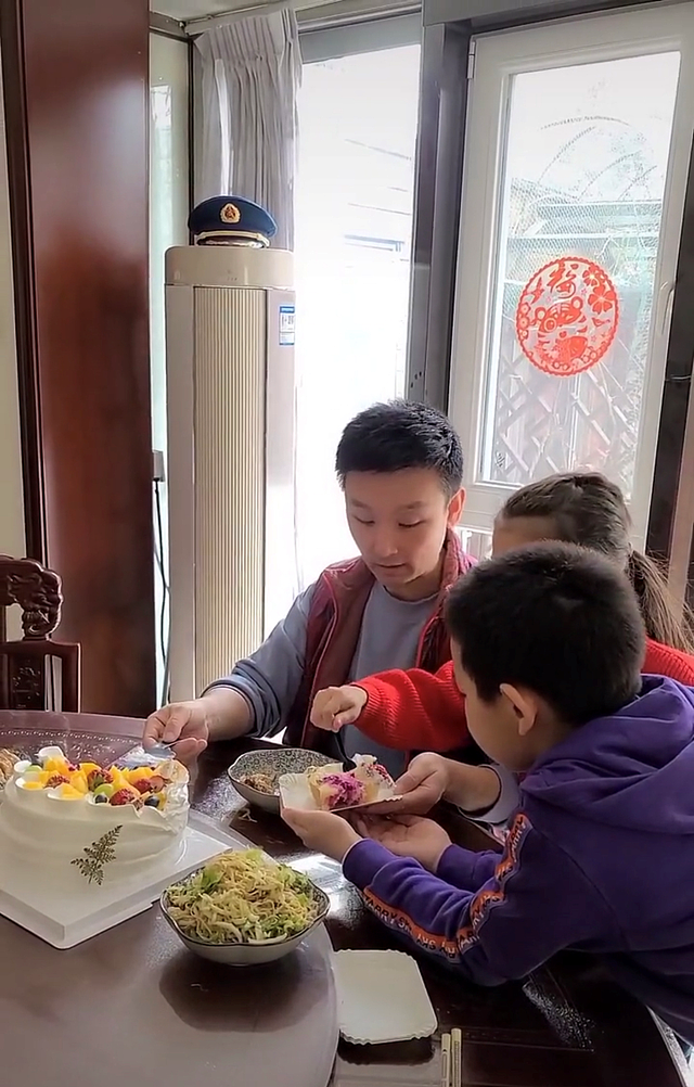 刘和刚给母亲低调庆生，一家八口吃家常小菜，宅内红木家具显大气 - 3