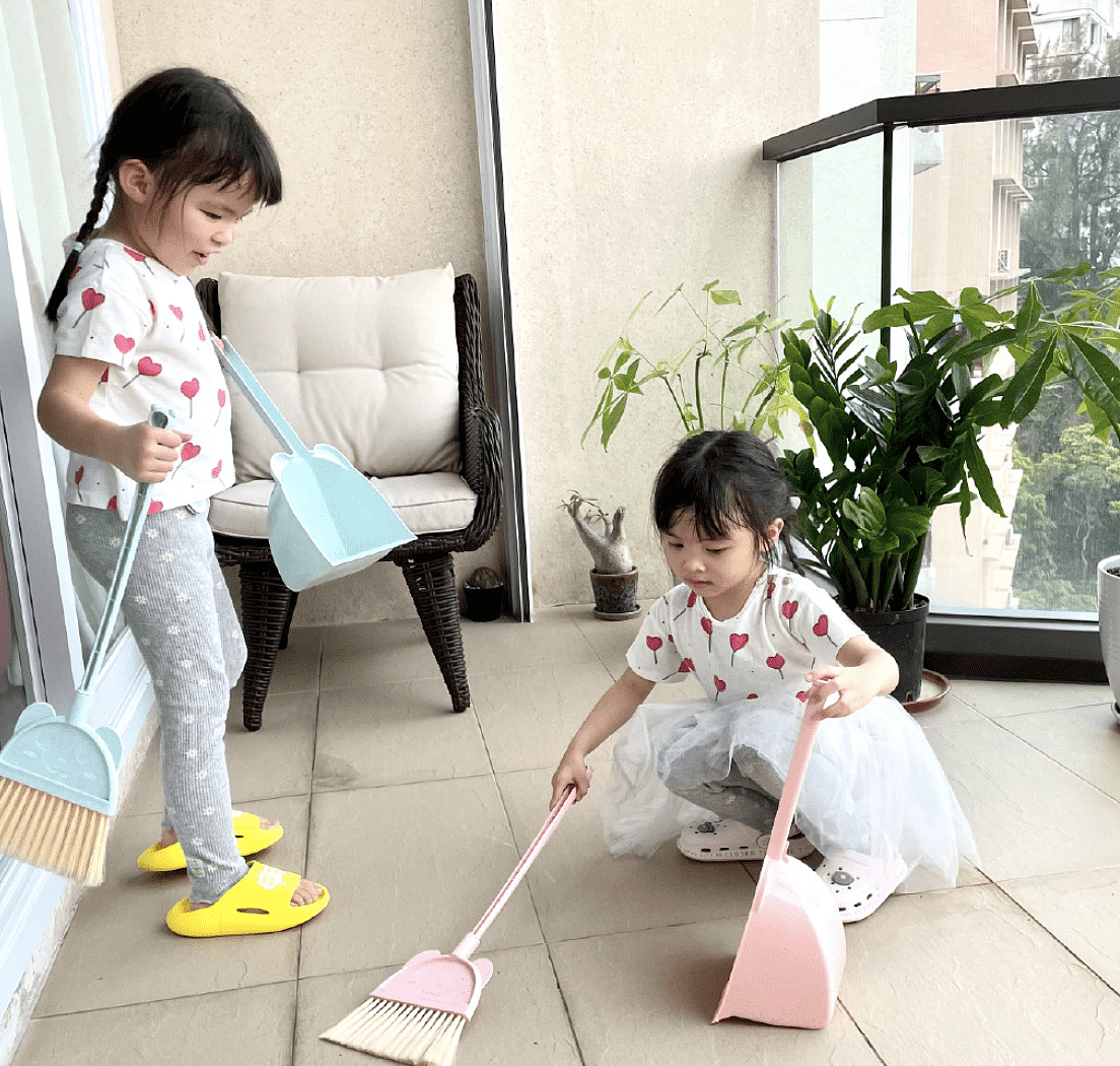 熊黛林晒双胞胎女儿做家务，姐妹俩打扫阳台，被妈妈温柔大赞好乖 - 3