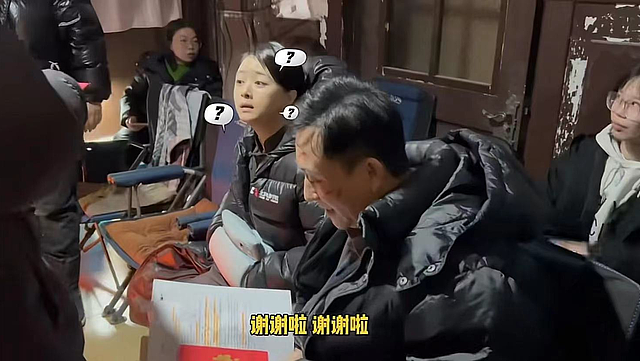 黄晓明离婚后在剧组过年，手拿一大摞红包到处发，蒋欣眼巴巴看着 - 8