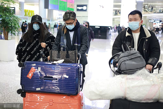 王岳伦父女现身机场，12岁王诗龄背两万元包包，穿潮牌贵气十足 - 6