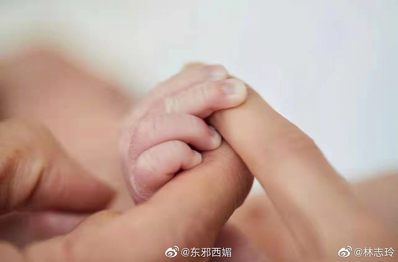 年二十九早晨，林志玲发微博晒出与小婴儿握手的照片…… - 2