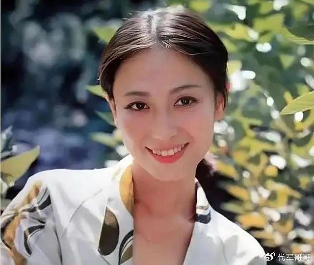 她31岁因《情满珠江》爆红，离婚后父亲去世，如今60岁二婚很幸福 - 11