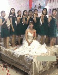 搞笑GIF趣图：这婚床质量还真好，这么多伴娘都没事 - 1