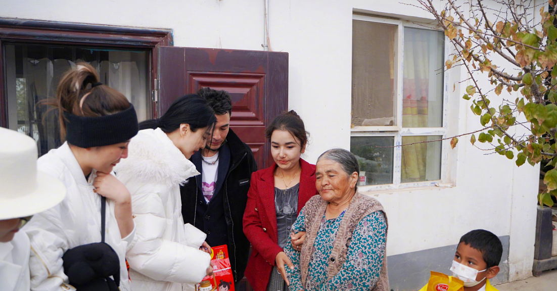 范冰冰远赴新疆做公益，给老人亲手喂糖送慰问金，呼吁多陪伴老人 - 8