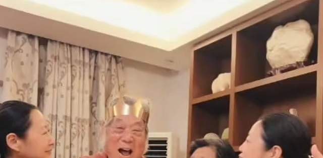 王茜华为爸庆82岁生日！父母捧着蛋糕鲜花好恩爱，身后家具朴素 - 4