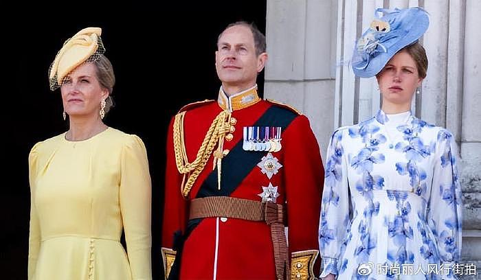 英女王20岁小孙女在庆典成时尚黑马！穿蓝色印花裙好美，不输小夏 - 6