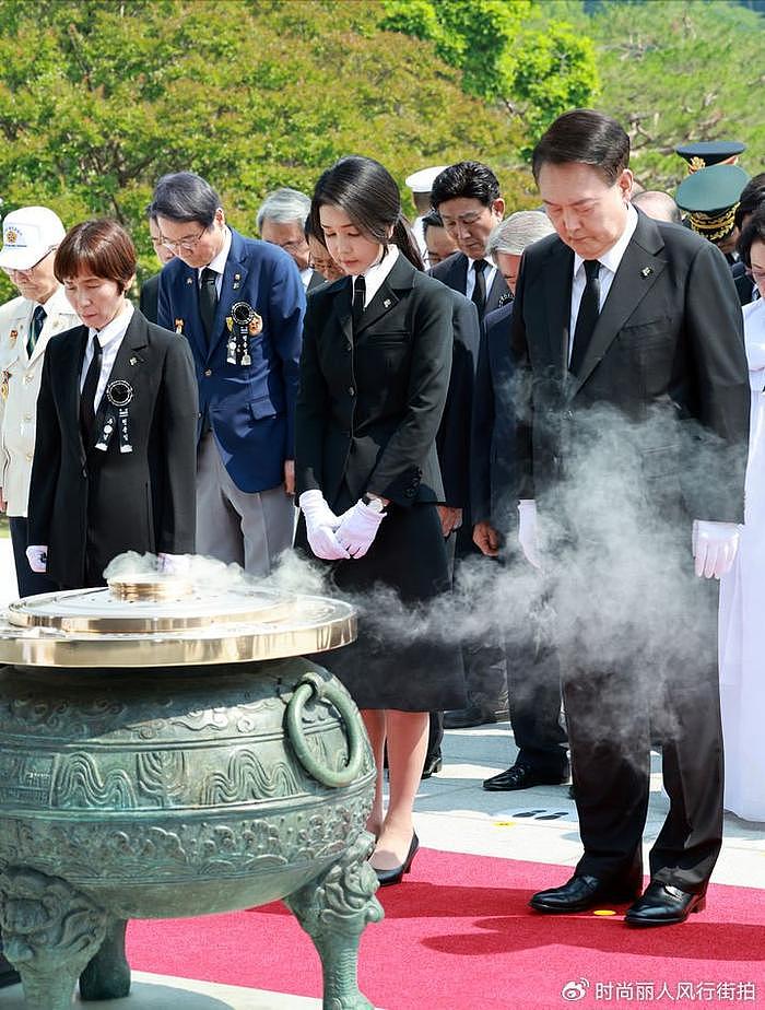 韩国第一夫人穿黑色套装出席纪念日活动！扎低马尾又嫩了，太冻龄 - 2