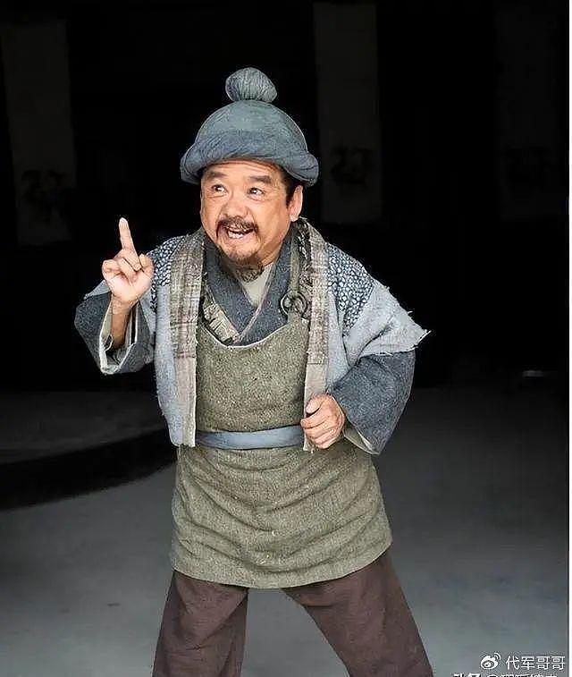 他是中国第一矮星，身高1米28，却娶过4个美女老婆，一个比一个漂亮 - 11