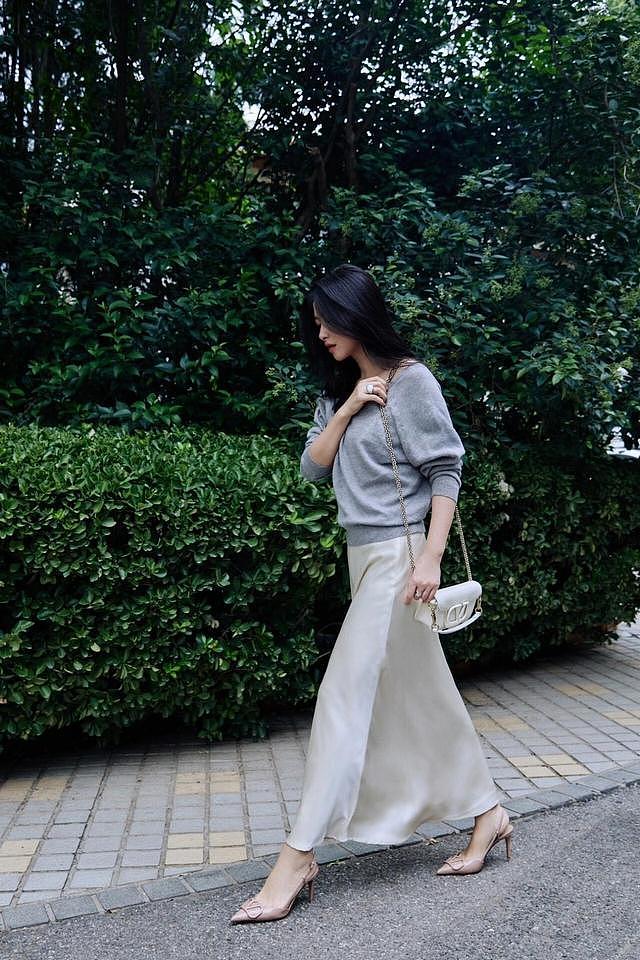 朱珠带火了一种高级色穿法：灰色针织衫+白色半身裙，时髦又洋气 - 2