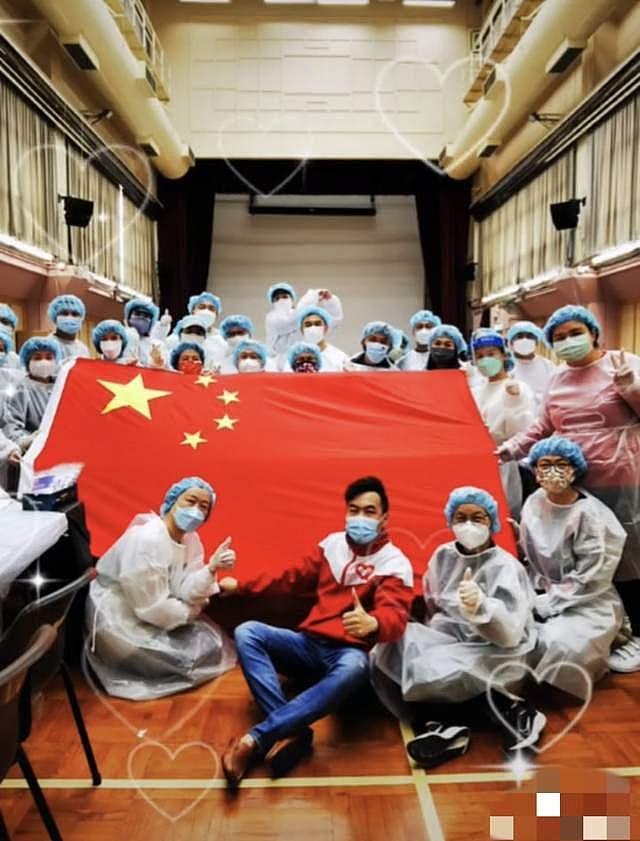 41岁港星杨明携女友做义工，穿防护服展示国旗，直言感谢祖国支援 - 5