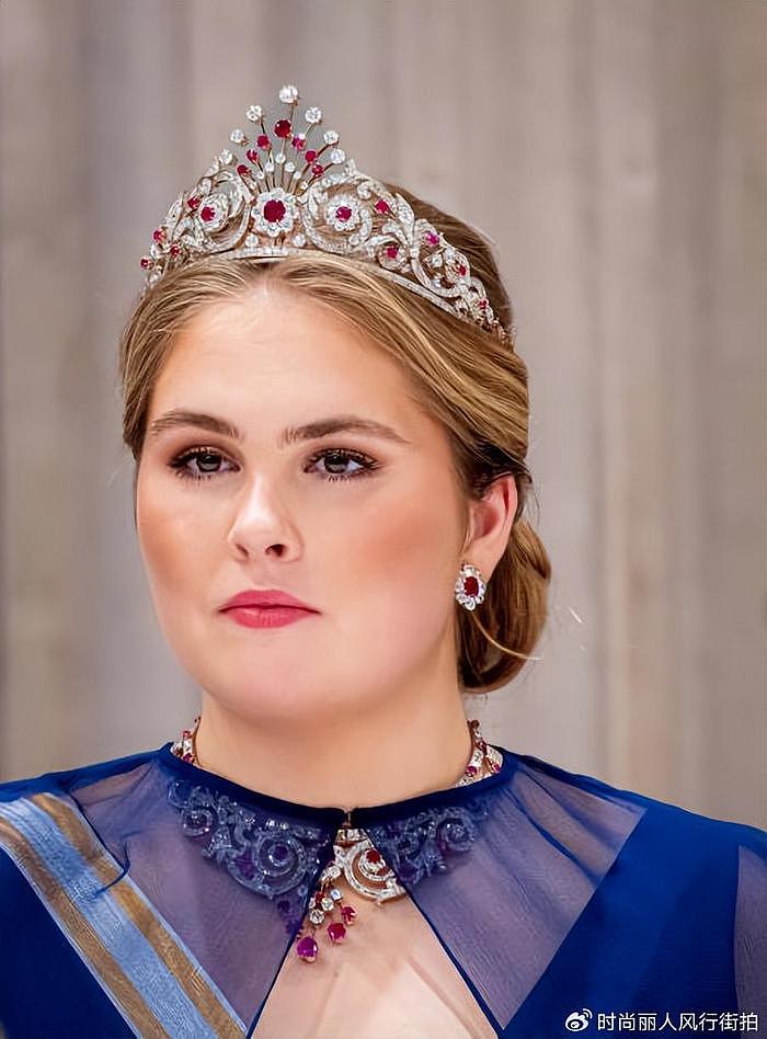 西班牙王后闪耀荷兰国宴！头戴皇冠太美，20岁荷兰大公主身材丰腴 - 8