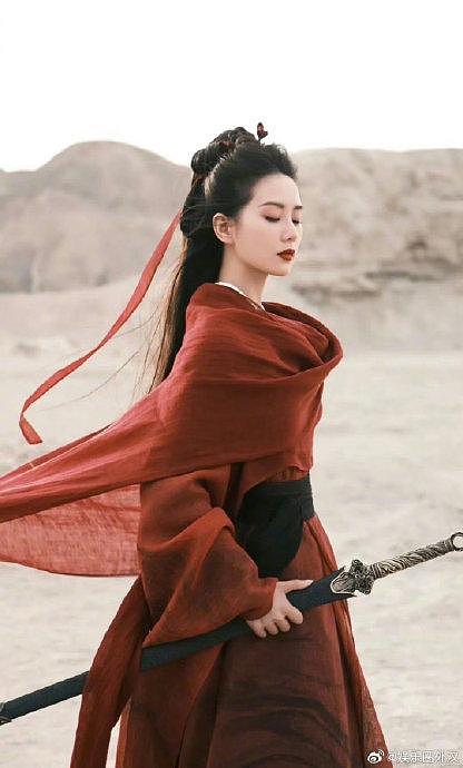 刘诗诗如意和宋茜新剧同款红衣持剑造型，你觉得相似度高吗 - 2