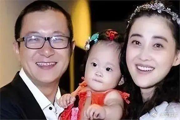 她是最“傻”女演员，闪婚2次倒贴全部身家，如今逆袭成百亿富豪 - 16