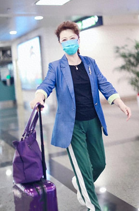 74岁王馥荔换了泡面头减龄10岁，穿蓝西装+绿裤，完全没有大妈味 - 1