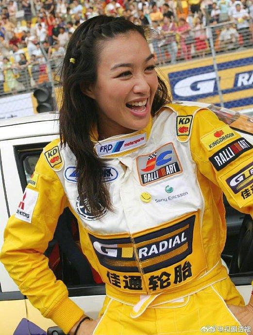 2004年，成龙慈善杯车赛活动上的女明星 - 3