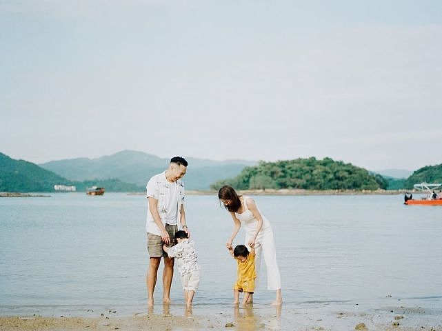 前TVB花旦岑丽香一家人在海边玩耍 分享一家四口开心全家福 - 3