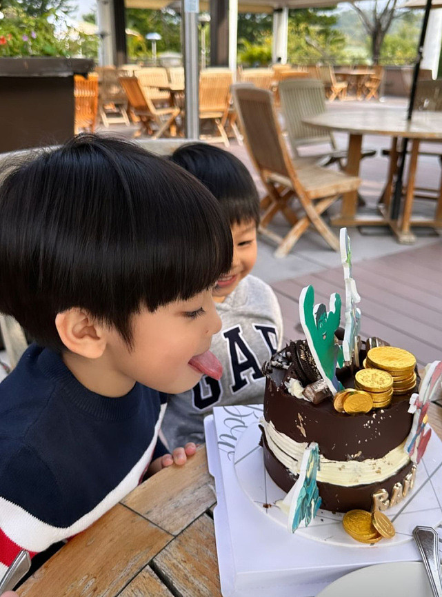 郑嘉颖陈凯琳与大儿子一起吹蜡烛庆祝儿子4岁生日 - 7
