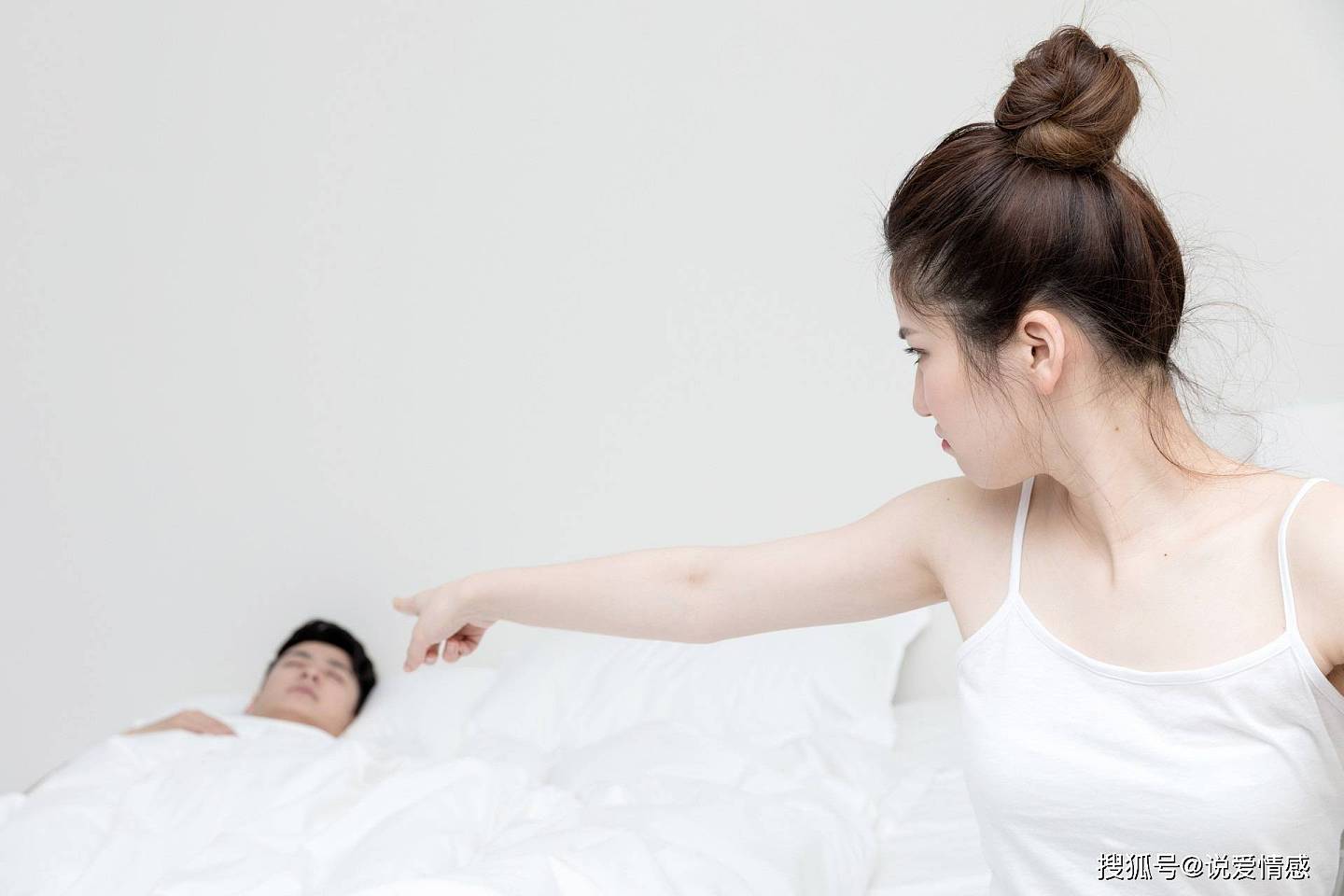 男人玩冷暴力时，“有情商”的女人，会做以下3件事 - 2