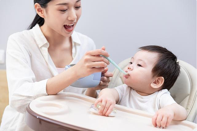 宝宝开始吃辅食后，喂奶量如何变化才合适？家长要根据月龄来判断 - 2