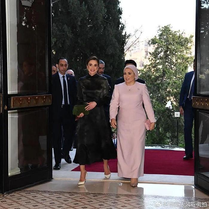 约旦王后欢迎埃及总统夫妇！埃及夫人穿粉裙很嫩，王后墨绿裙惊艳 - 8