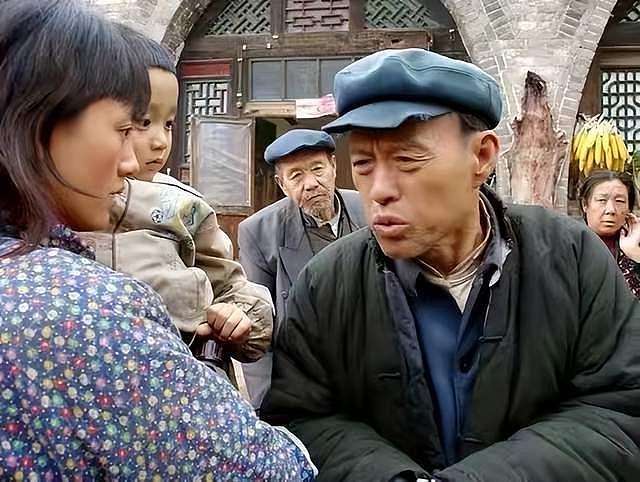 83岁刘子枫在上海安葬，女儿穿素衣跪墓碑擦拭，落葬仪式显冷清 - 3