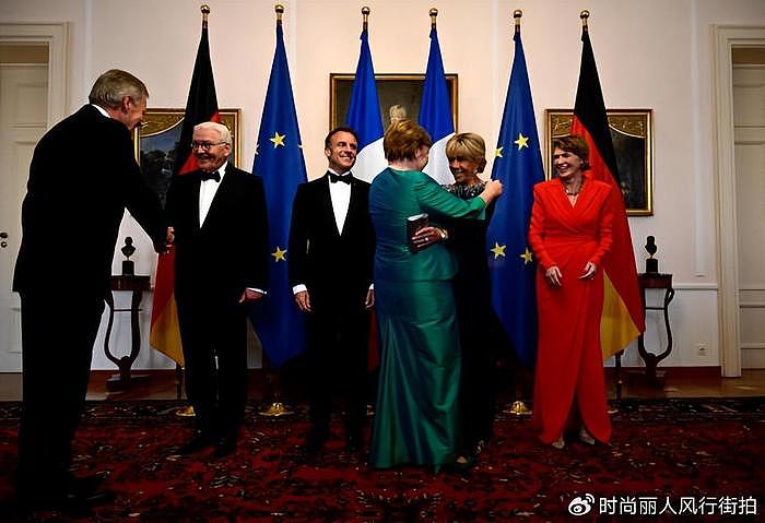 71岁布丽吉特在德国国宴放大招！穿裹身蓝裙头发盘起好惊艳，很嫩 - 13