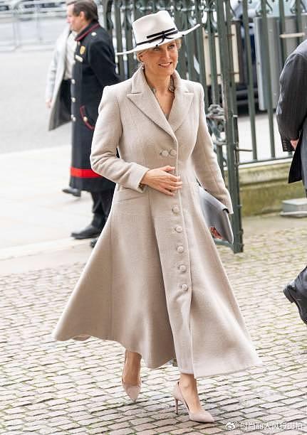 被英女王小儿媳美到了！穿2万7的米色大衣惊艳亮相，不输卡米拉 - 1