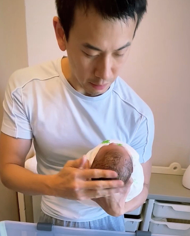 开心体验当新手爸爸！石修儿子陈宇琛首次为出生未满月的女儿洗头 - 5