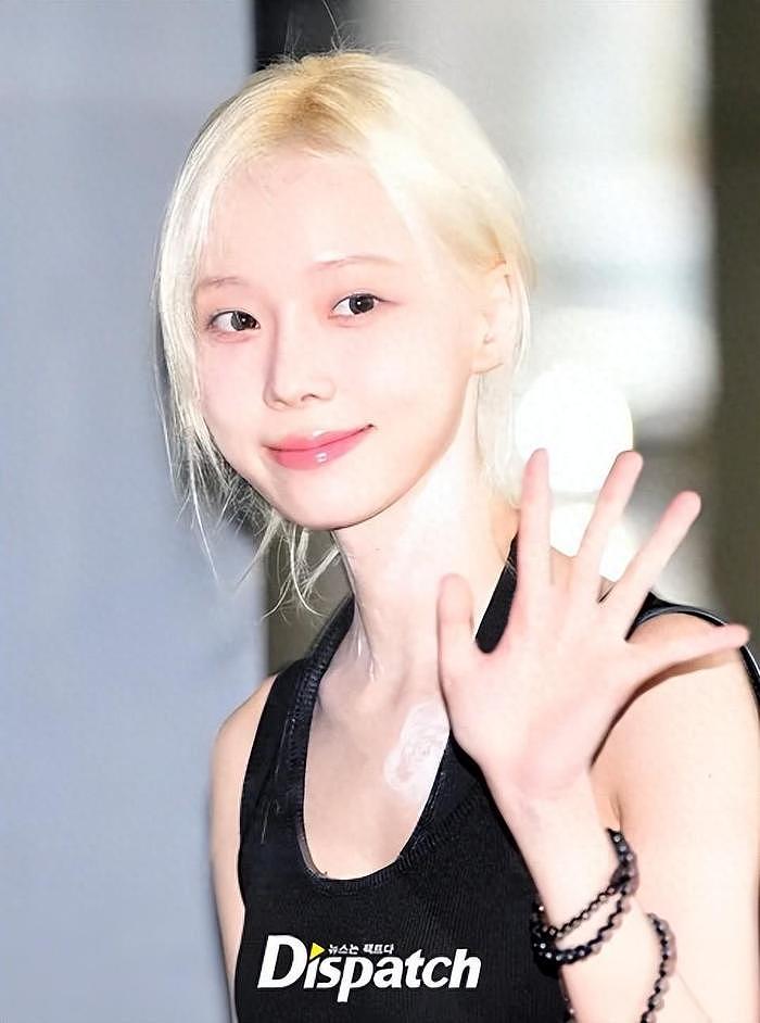 韩国知名女星，机场亮相，化妆后皮肤太白，引发网友的关注和热议 - 1