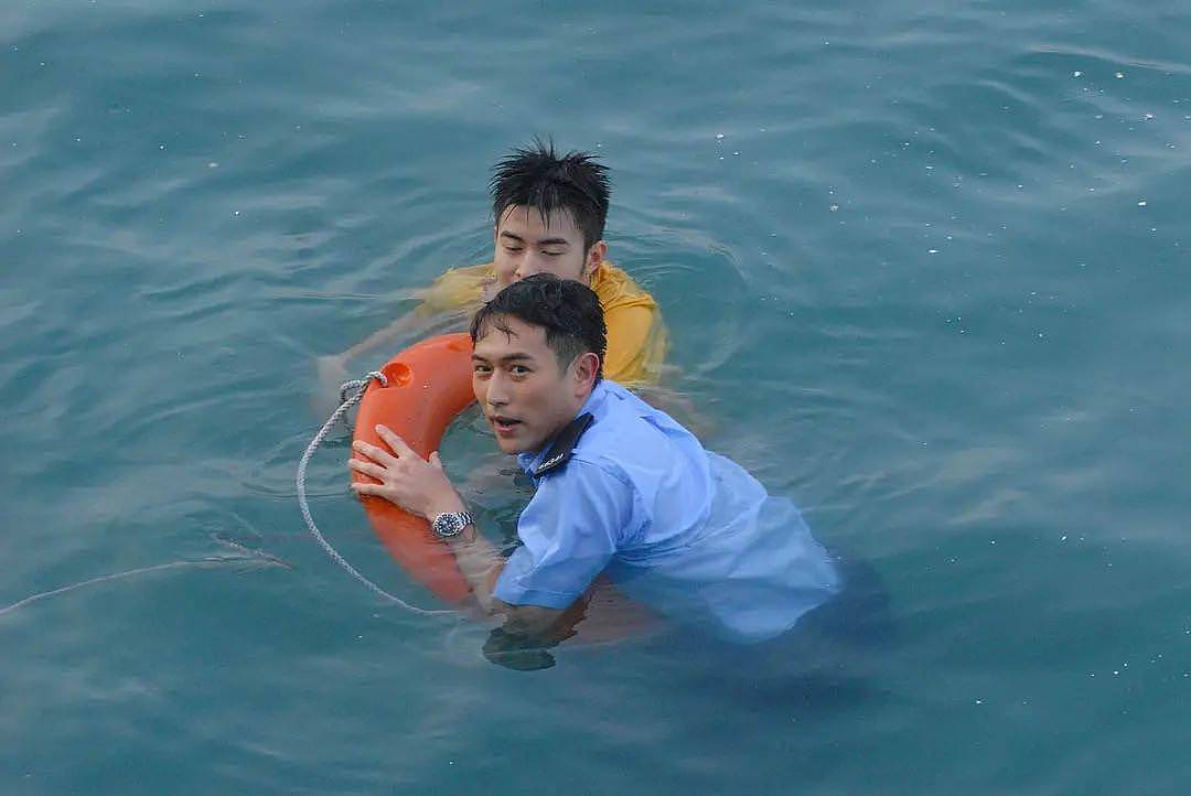 做潜水教练导致学员溺亡！TVB前男星罕见露面，穿彩色衬衫显油腻 - 6