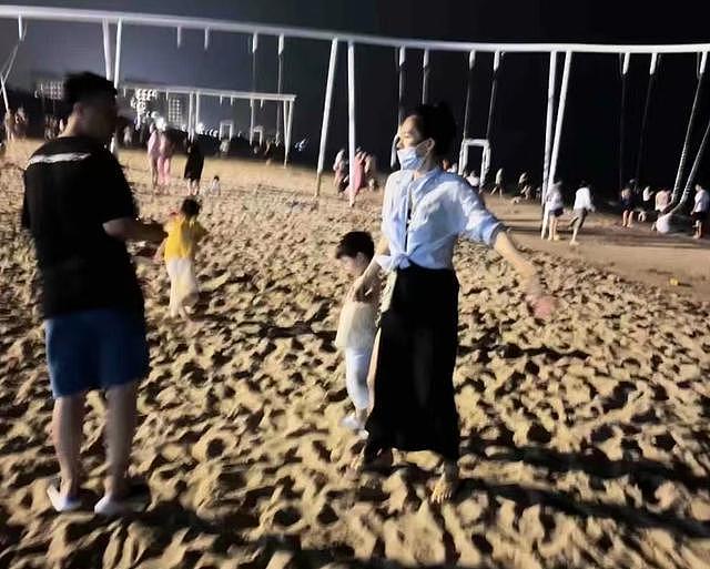 章子怡带娃沙滩散步被偶遇，宛如路人没架子，儿子已长到妈妈腰 - 1
