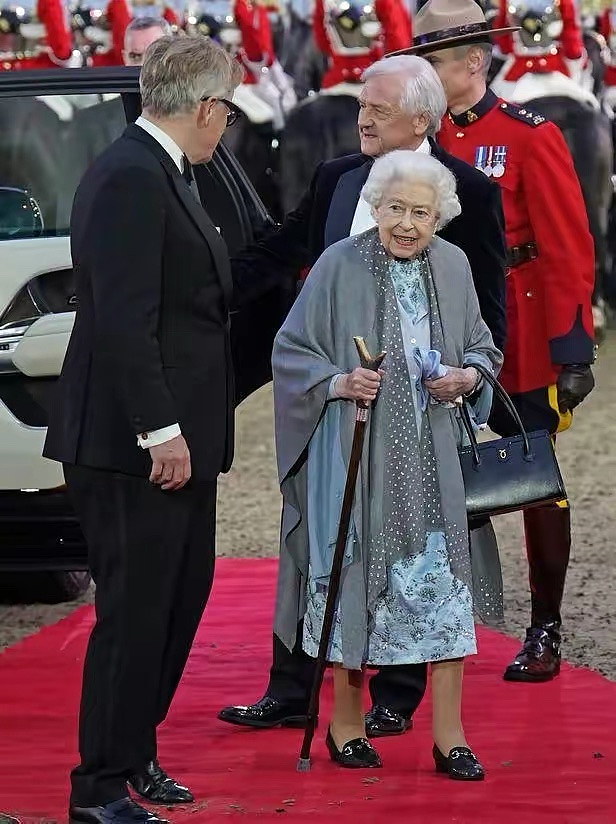 英女王三大趣事又被提！赌马30年荣登富豪榜，就连头巾也大有讲究 - 7