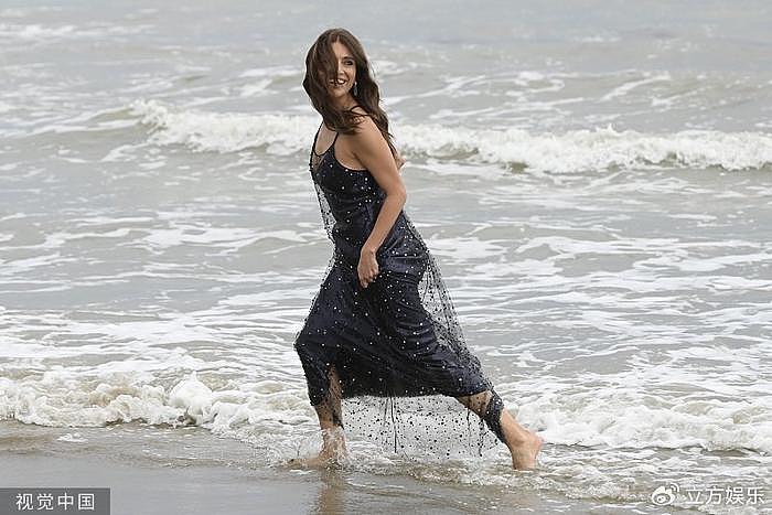 卡特琳娜·莫里诺海边拍写真 穿黑色吊带躺在沙滩上 - 2