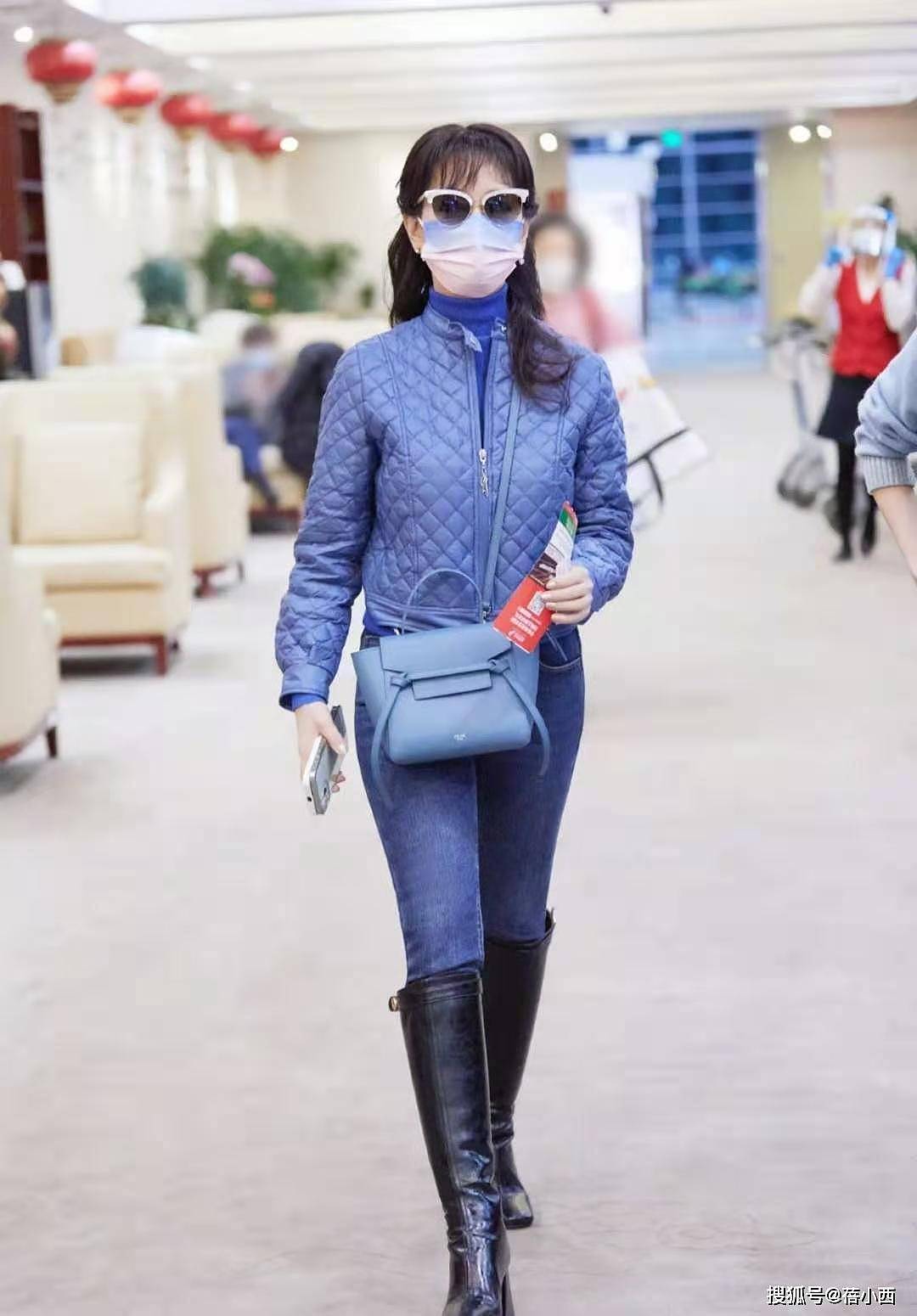 “赵雅芝”真是穿搭高手，一身蓝+高筒靴走机场，减龄大气又好看 - 1